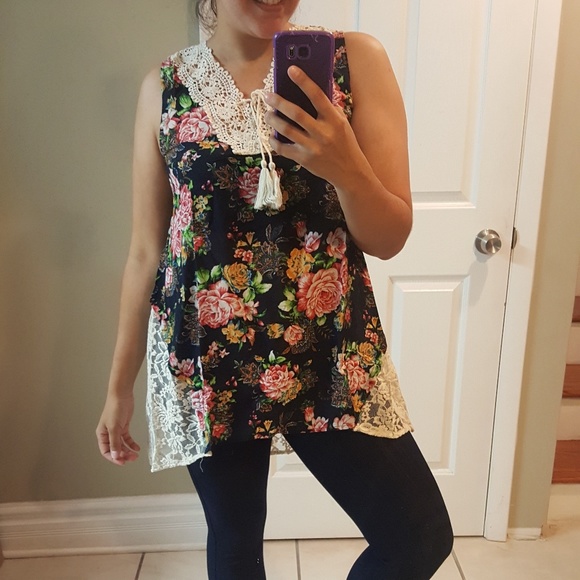 🌷 Navy Background  Floral and Lace Tunic! - Picture 4 of 4